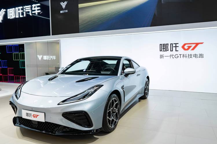 惠州13哪吒汽车在智能汽车领域的表现，领途汽车在新能源汽车市场中的影响力